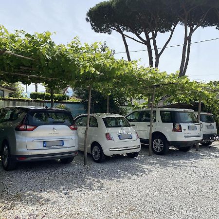 B&B Due Passi Dal Mare Cinquale Exteriör bild