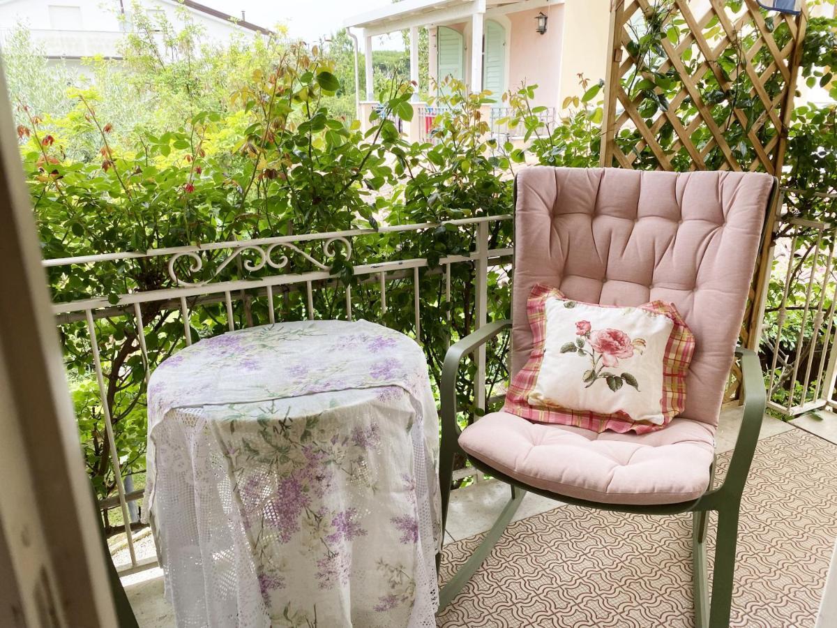 B&B Due Passi Dal Mare Cinquale Exteriör bild