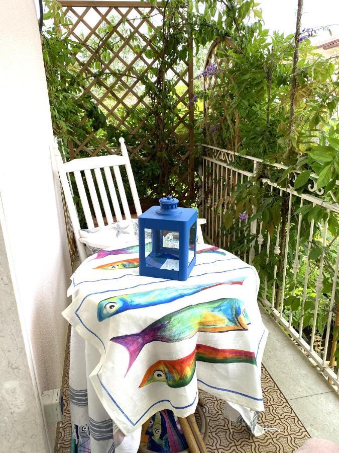 B&B Due Passi Dal Mare Cinquale Exteriör bild