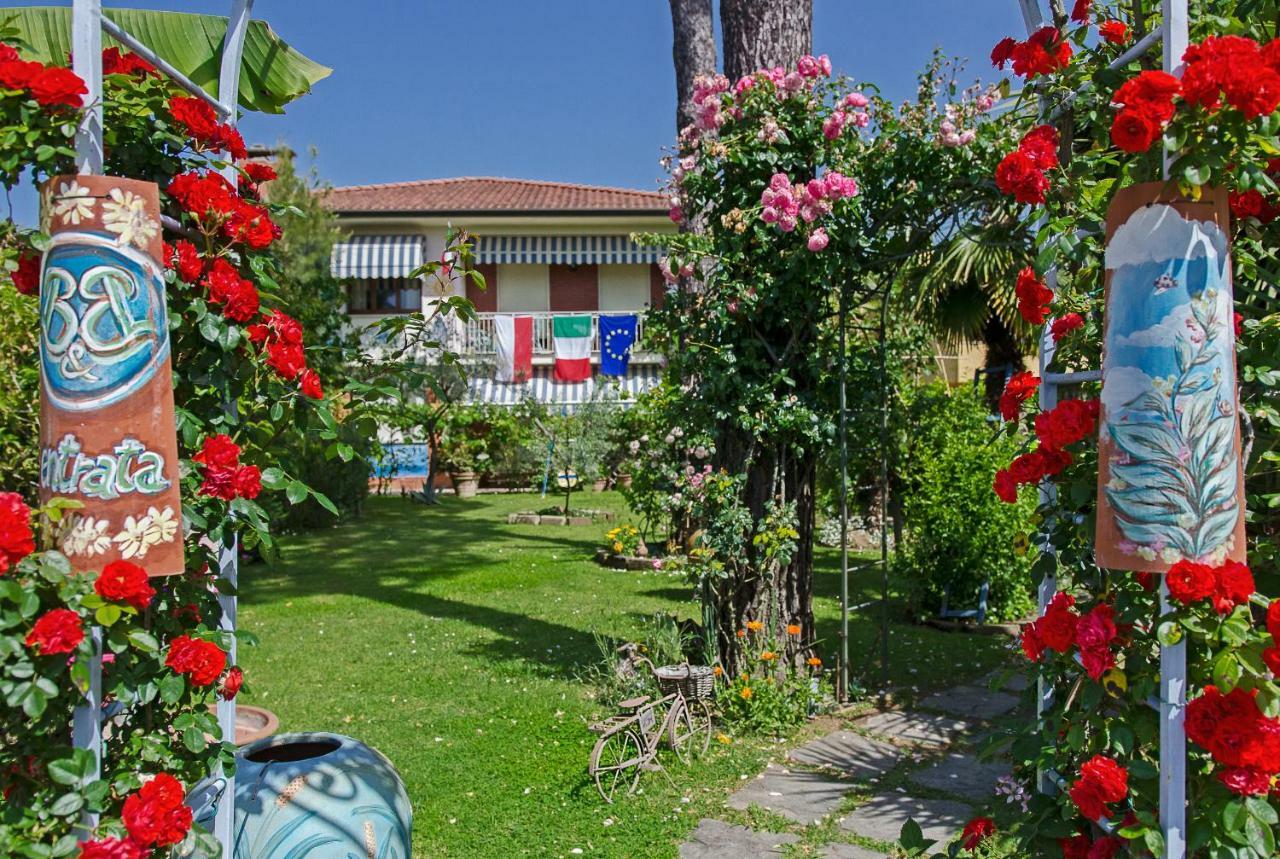 B&B Due Passi Dal Mare Cinquale Exteriör bild