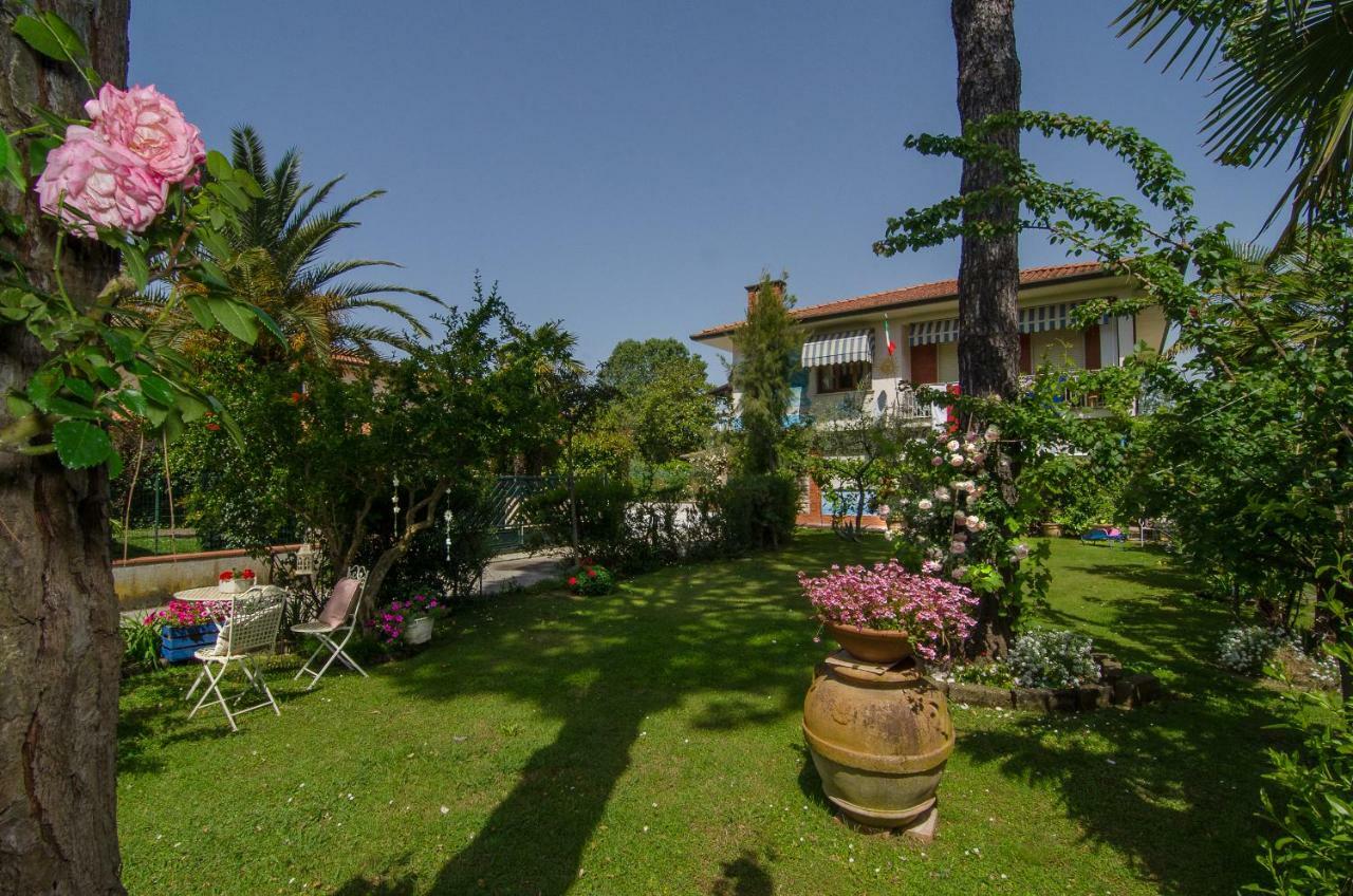 B&B Due Passi Dal Mare Cinquale Exteriör bild