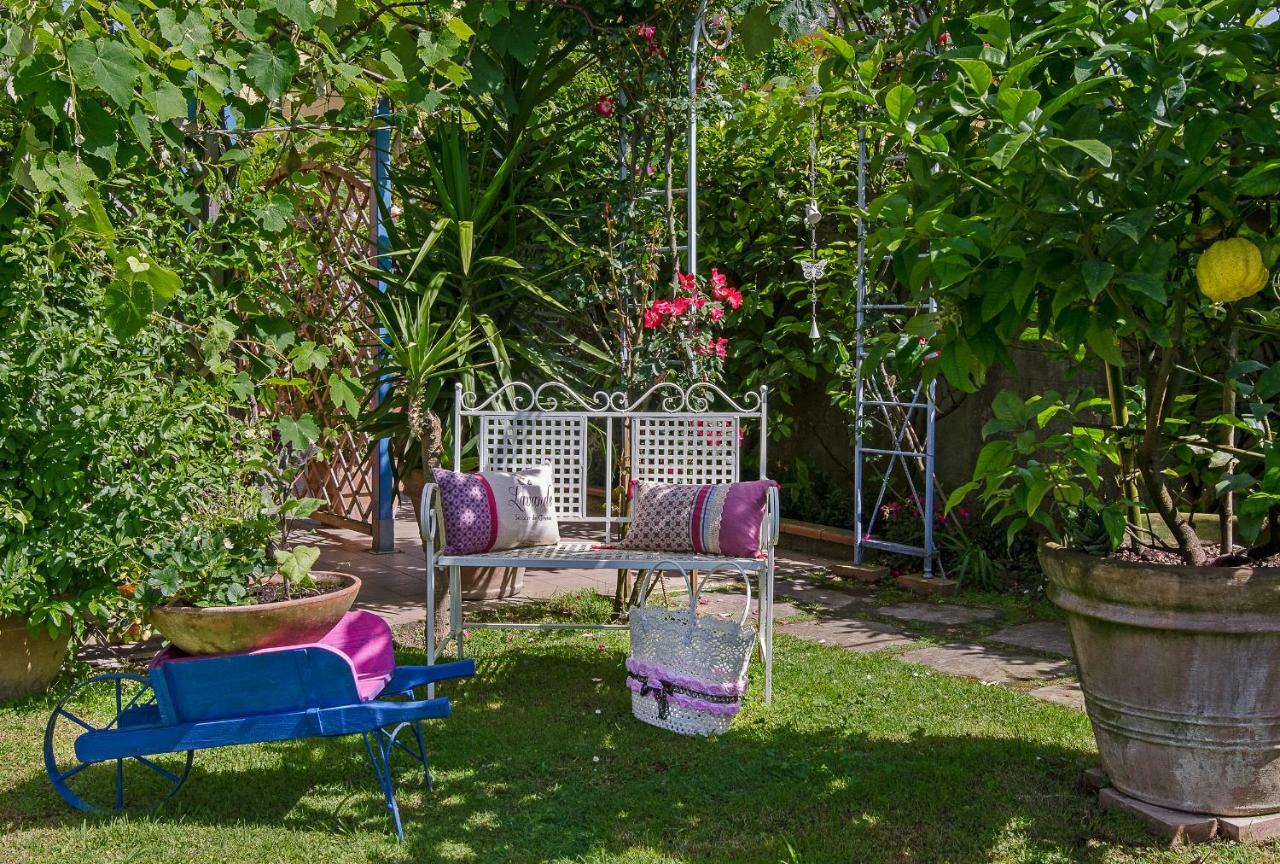B&B Due Passi Dal Mare Cinquale Exteriör bild