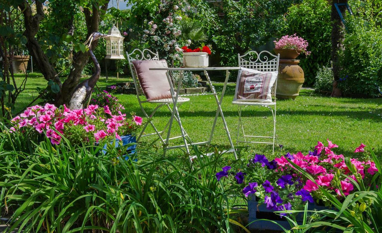 B&B Due Passi Dal Mare Cinquale Exteriör bild